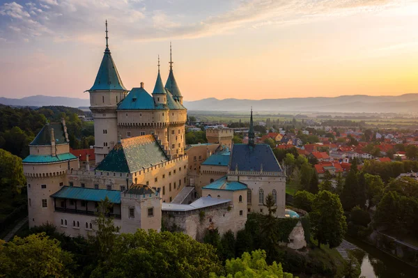 Flygbild över Bojnice medeltida slott, Unescos arv i Slova — Stockfoto