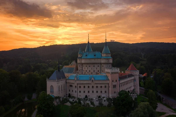 Slottet Bojnice, Centraleuropa, Slovakien. Unesco. Solnedgång ljus. — Stockfoto