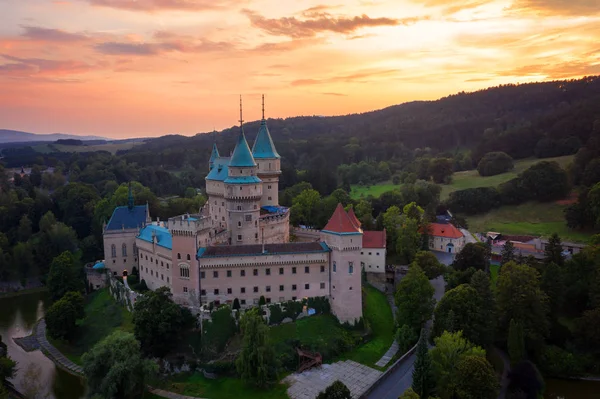 Castillo Bojnice, Europa Central, Eslovaquia. UNESCO. Luz del atardecer . —  Fotos de Stock