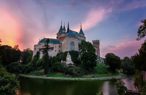 Castello di Bojnice, Europa centrale, Slovacchia. UNESCO. Luce del tramonto . — Foto Stock