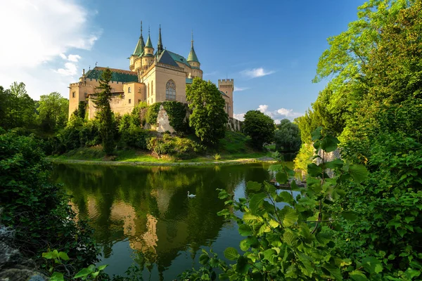 Gamla vackra medeltida slott i Bojnice, Slovakien, Europa — Stockfoto