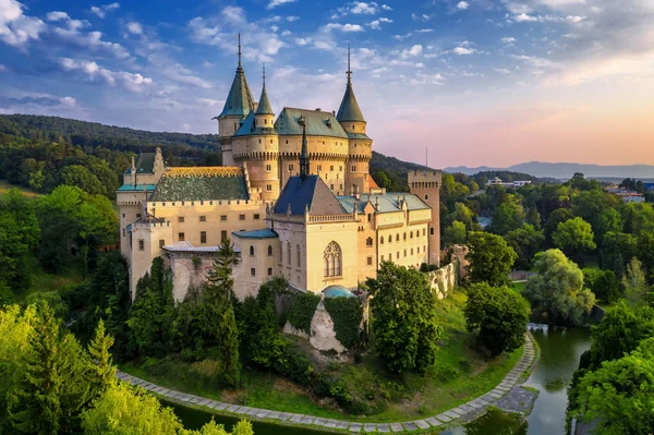 Vista aérea del castillo medieval de Bojnice, patrimonio de la UNESCO en Slova —  Fotos de Stock