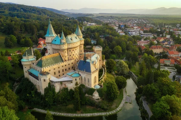 Vista aérea del castillo medieval de Bojnice, patrimonio de la UNESCO en Slova — Foto de Stock