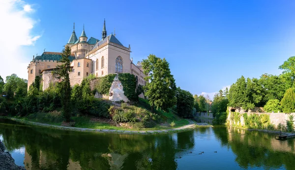 Antiguo hermoso castillo medieval en Bojnice, Eslovaquia, Europa — Foto de Stock