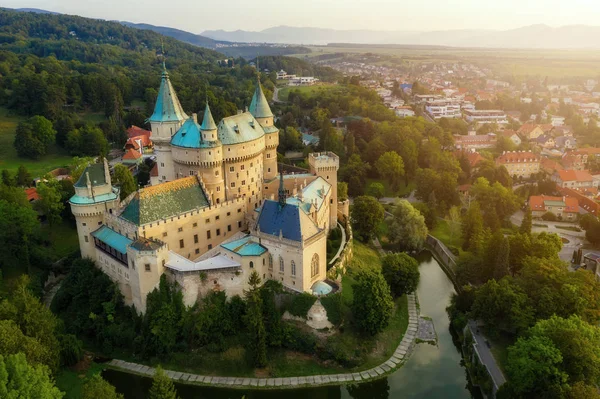 Vista aérea del castillo medieval de Bojnice, patrimonio de la UNESCO en Slova — Foto de Stock