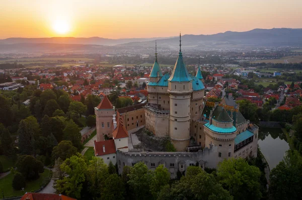 Widok z lotu ptaka na średniowieczny zamek w Bojnicach, dziedzictwo UNESCO w Slova Obraz Stockowy