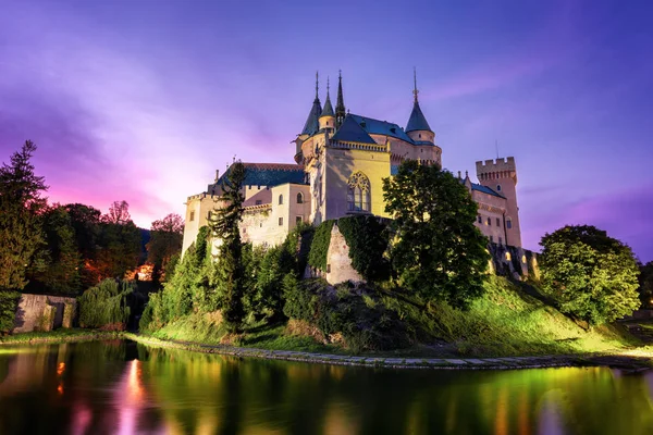 Zamek Bojnice, Europa Środkowa, Słowacja. Unesco. Światło zachodu słońca. Obrazek Stockowy