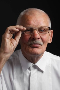 Siyah bir zemin üzerine bardaklarda duygusal Büyükbaba