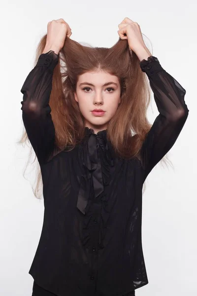 黒のブラウスに美しい髪を持つ若い女性 白背景 — ストック写真