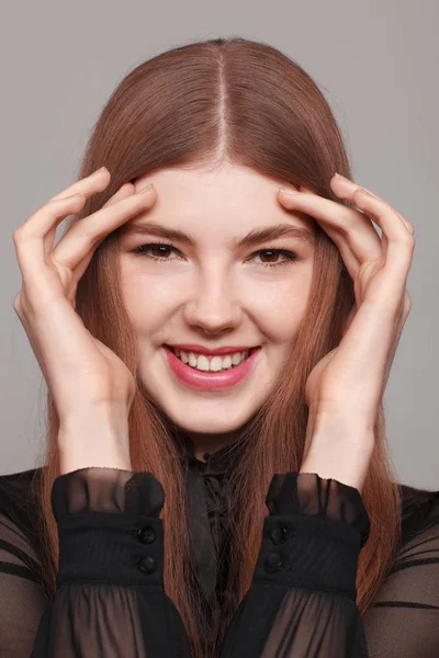 Портрет красивой женщины-модели с улыбкой — стоковое фото