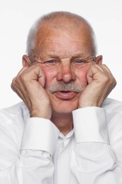 Portre, eski adam, beyaz arka plan üzerinde Studio poz sakallı