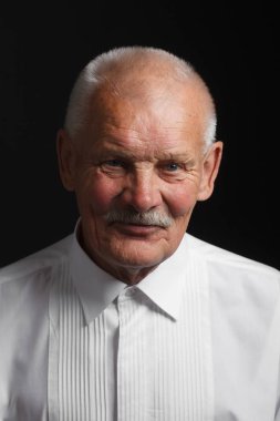 Siyah bir zemin üzerine beyaz gömlekli güvence kıdemli