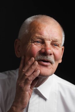 Siyah bir zemin üzerine beyaz gömlekli neşeli kıdemli