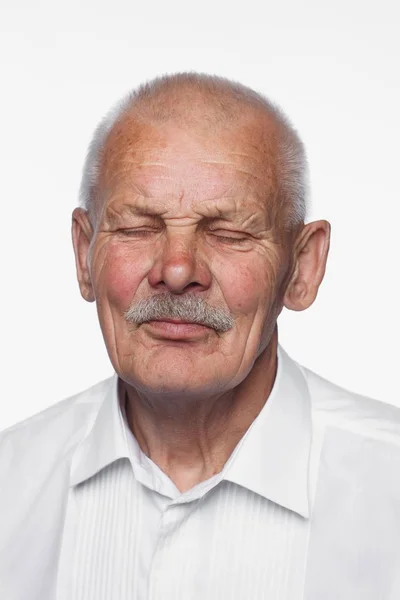 老胡子的人的画像 摆姿势在演播室在白色背景 — 图库照片
