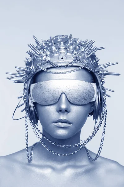 Futuristik vidalar, fındık ve zincirleri ile metal kask kadında