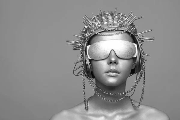 Futuristische Vrouw Metalen Helm Met Schroeven Moeren Colliers — Stockfoto