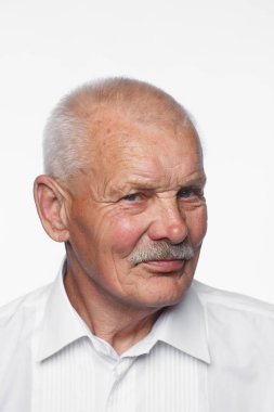 Portre, eski adam, beyaz arka plan üzerinde Studio poz sakallı