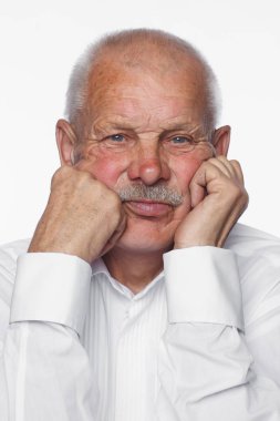 Portre, eski adam, beyaz arka plan üzerinde Studio poz sakallı