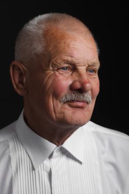 Siyah bir zemin üzerine beyaz gömlekli dalgın kıdemli