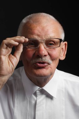 Duygusal yetişkin adam gözlüklü siyah bir zemin üzerine