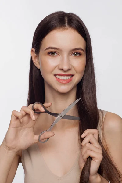 Красивая Молодая Женщина Отрезает Свои Волосы Ножницами — стоковое фото
