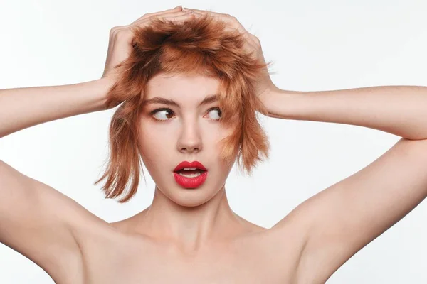 赤い唇と前髪で興味深い女性モデルのポートレート — ストック写真