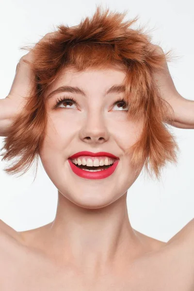Retrato Modelo Femenino Interesante Con Labios Rojos Flequillo — Foto de Stock