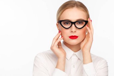 Gözlük ve beyaz bir gömlek ile güzel bir iş kadını portresi. Beyaz arka plan