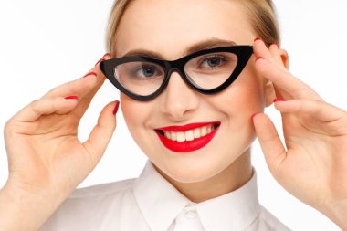 Güzel bir gülümseyen iş kadını ile gözlük ve beyaz bir gömlek portresi. Beyaz arka plan