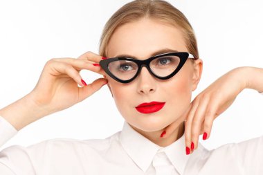 Gözlük ve beyaz bir gömlek ile güzel bir iş kadını portresi. Beyaz arka plan