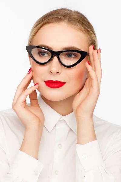 Retrato Una Hermosa Mujer Negocios Sonriente Con Gafas Una Camisa — Foto de Stock