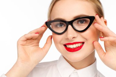 Güzel bir gülümseyen iş kadını ile gözlük ve beyaz bir gömlek portresi. Beyaz arka plan