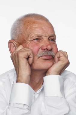 Portre, eski adam, beyaz arka plan üzerinde Studio poz sakallı