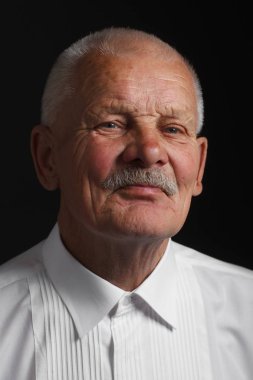 Siyah bir zemin üzerine beyaz gömlekli güvence kıdemli