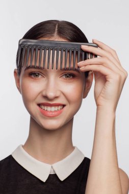 Siyah saç tarak ile güzel bir kadın portresi