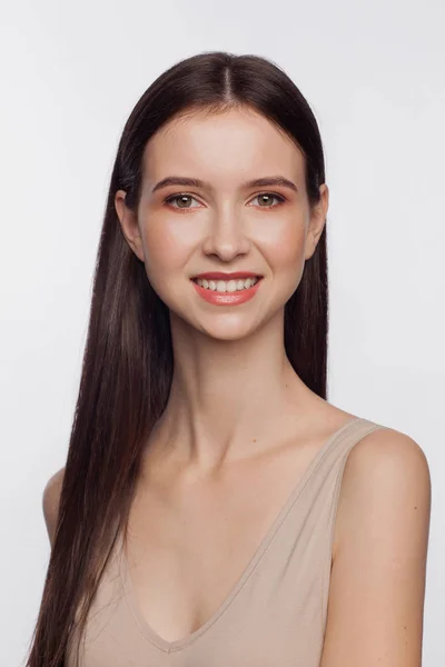 Portret Uśmiechający Się Piękna Młoda Kobieta Białe Tło — Zdjęcie stockowe