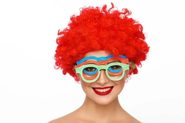 Retrato Uma Jovem Mulher Imagem Palhaço Com Uma Peruca Vermelha — Fotografia de Stock