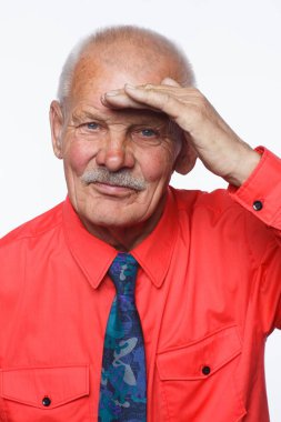 Yakışıklı sakallı komuta sizde sürpriz yüz buruşturma, beyaz arka plan üzerinde izole gösterir