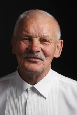 Yakışıklı sakallı komuta sizde sürpriz yüz buruşturma, beyaz arka plan üzerinde izole gösterir