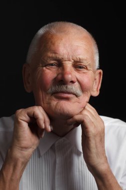 Yakışıklı sakallı komuta sizde sürpriz yüz buruşturma, beyaz arka plan üzerinde izole gösterir