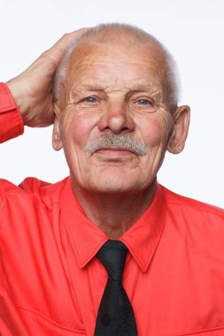 Yakışıklı sakallı komuta sizde sürpriz yüz buruşturma, beyaz arka plan üzerinde izole gösterir