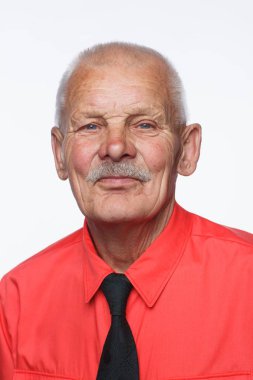 Yakışıklı sakallı komuta sizde sürpriz yüz buruşturma, beyaz arka plan üzerinde izole gösterir