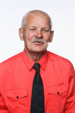 Yakışıklı sakallı komuta sizde sürpriz yüz buruşturma, beyaz arka plan üzerinde izole gösterir