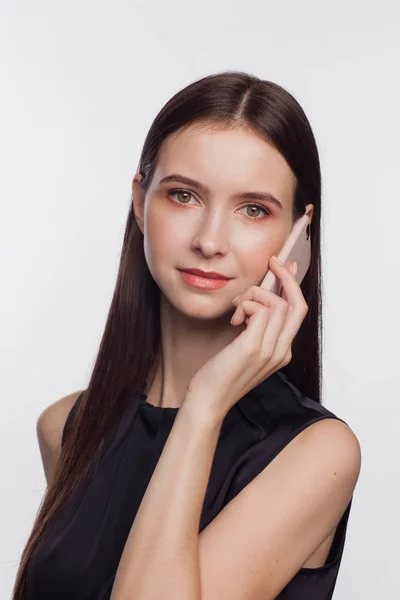 Portrait Une Femme Souriante Parlant Par Téléphone Dans Chemisier Noir — Photo