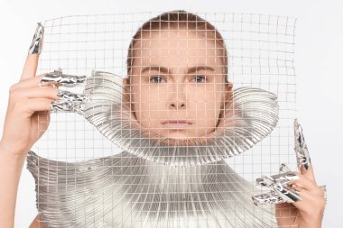 Fütüristik kadın demir giysileri ve folyo yerleştirilmiştir parmak ile giyinmiş. Beyaz arka plan