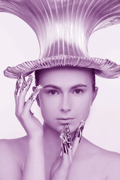 未来的なスタイル 彼女の頭の上の鉄の帽子と箔に包まれている指で美しい女性 白背景 — ストック写真