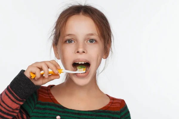 Porträt Eines Achtjährigen Mädchens Das Sich Mit Einer Zahnbürste Die — Stockfoto