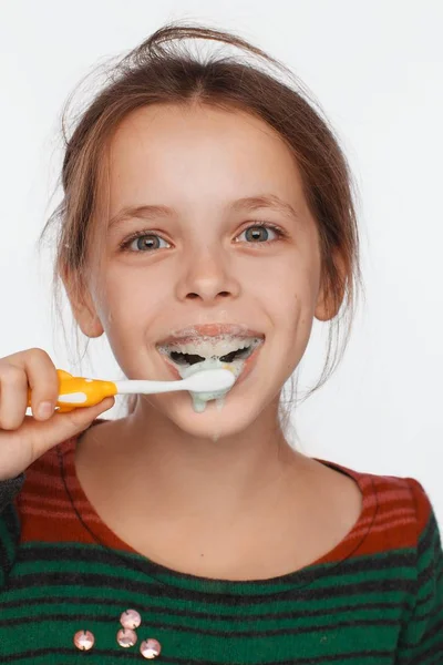 Retrato Una Niña Ocho Años Que Cepilla Los Dientes Con — Foto de Stock