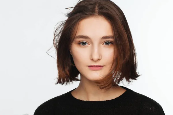 Portrait Une Belle Adolescente Pull Noir Sur Fond Blanc Cheveux — Photo