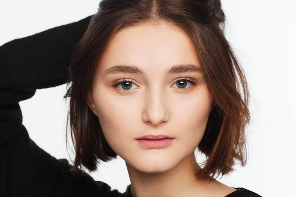 Retrato Uma Linda Menina Adolescente Uma Camisola Preta Fundo Branco — Fotografia de Stock